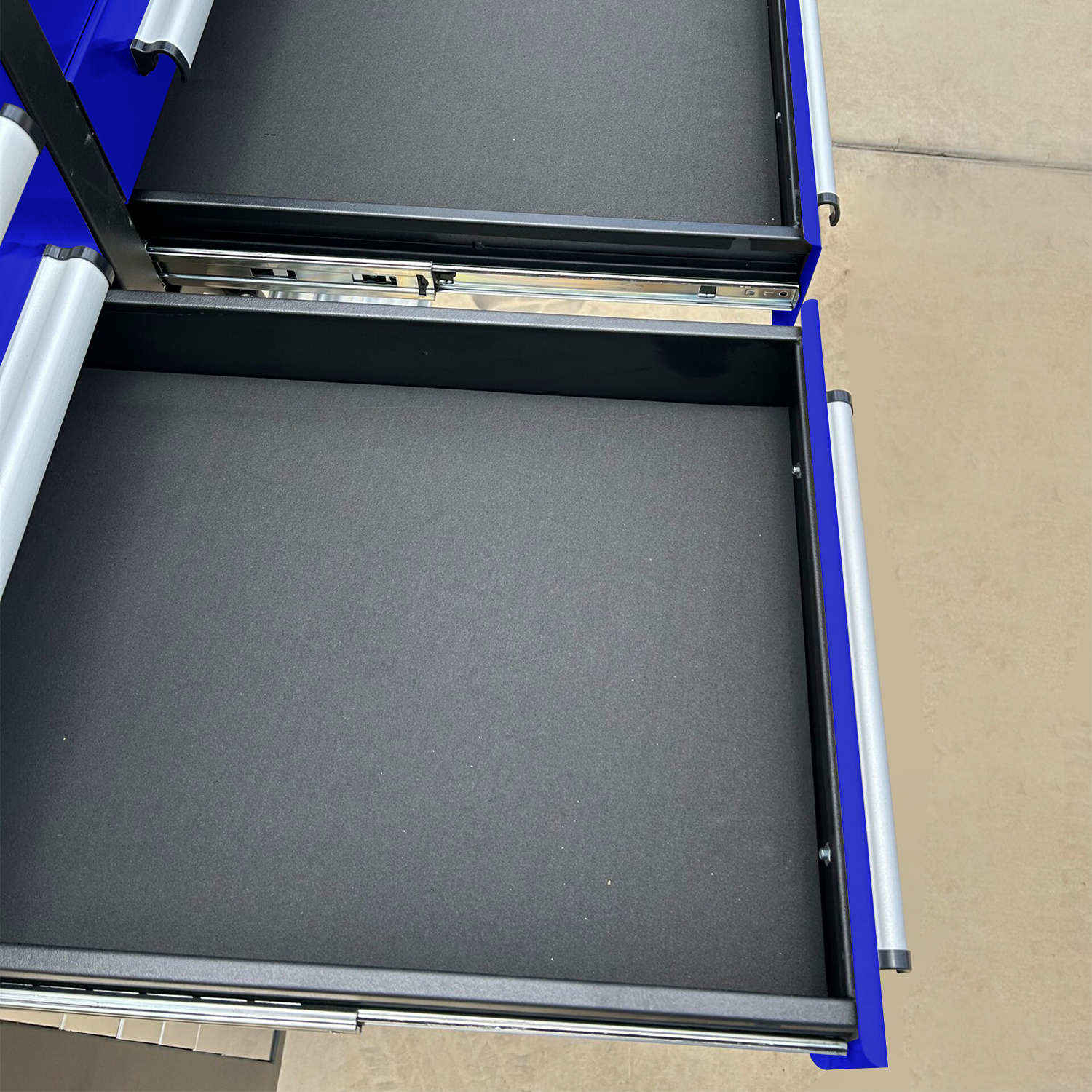 10 ft Heavy Duty Workbench with 25 Drawers - Image 8